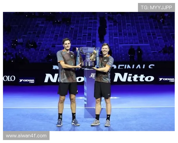 网球赛场风云再起：世界排名前十球员激烈角逐，争夺年终总决赛资格